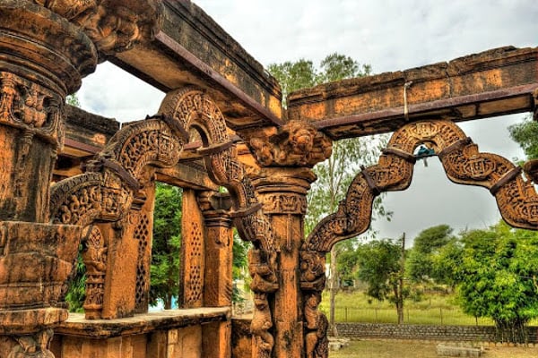 Taxi from Udaipur to Neemuch